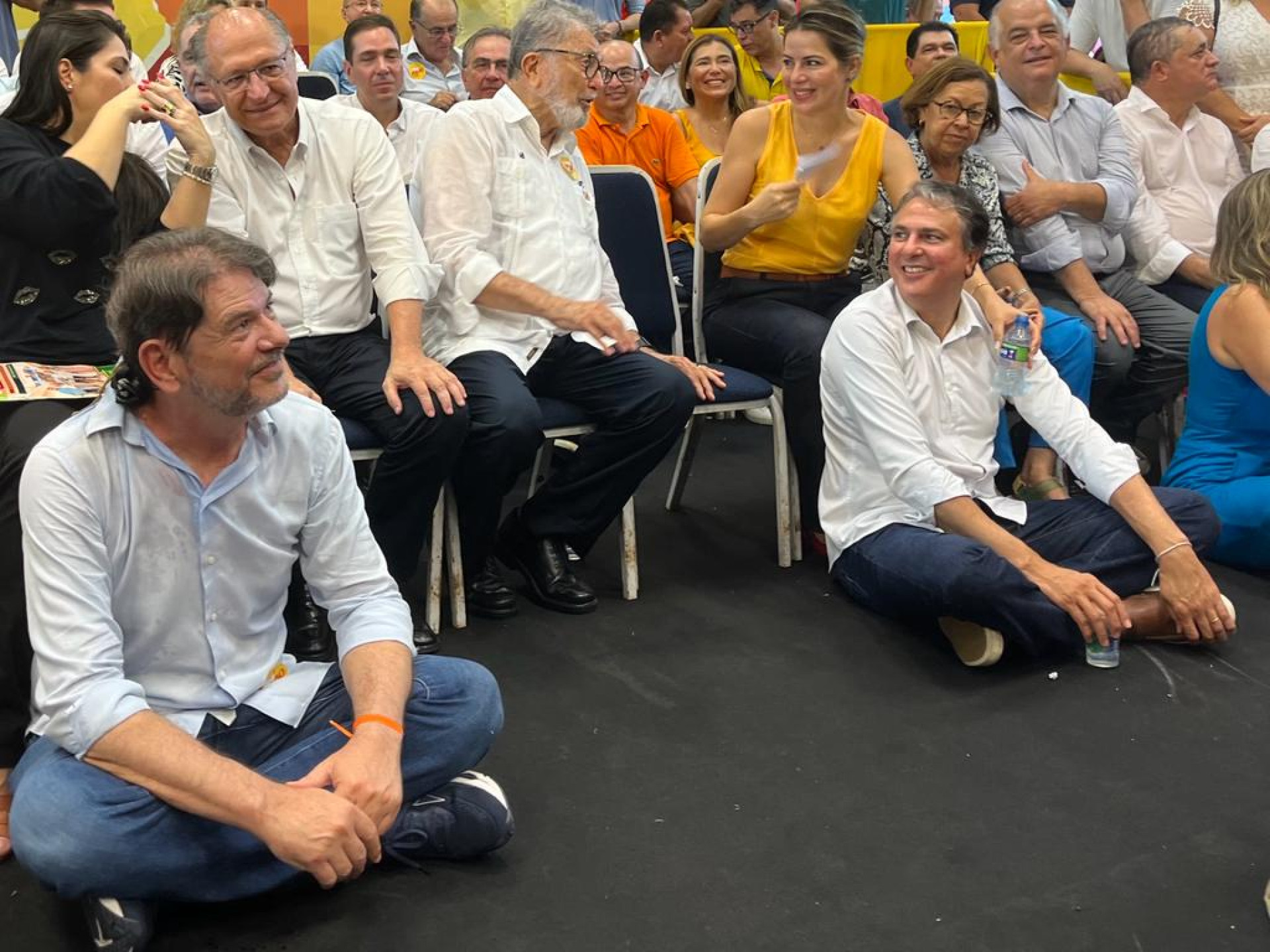 ￼CID E CAMILO cederam as cadeiras para outras autoridades e ficam sentados no chão no evento de filiação ao PSB (Foto: Fabio Lima / O POVO)