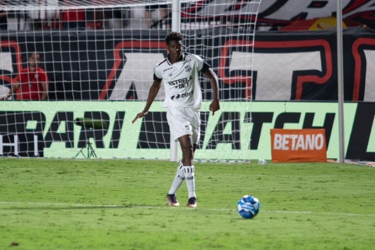 Jonathan foi titular na partida contra a Juazeirense.