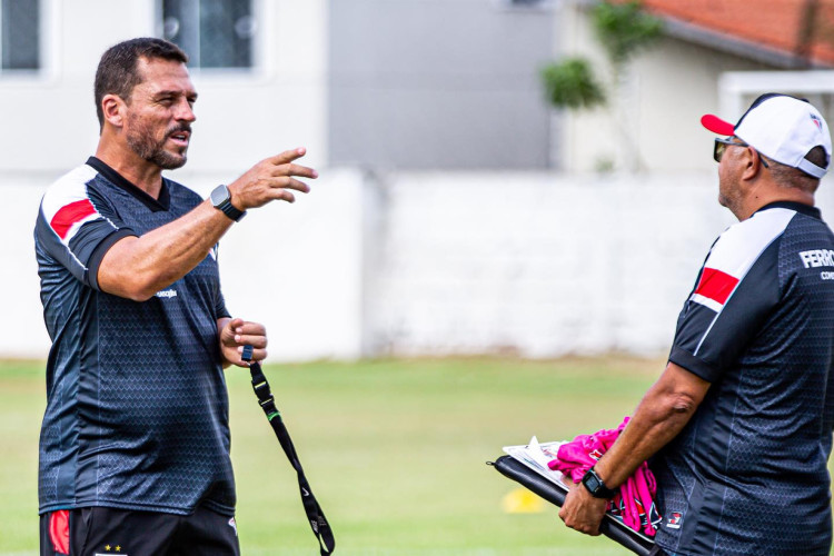 Técnico Mauricio Copertino em treino do Ferroviário