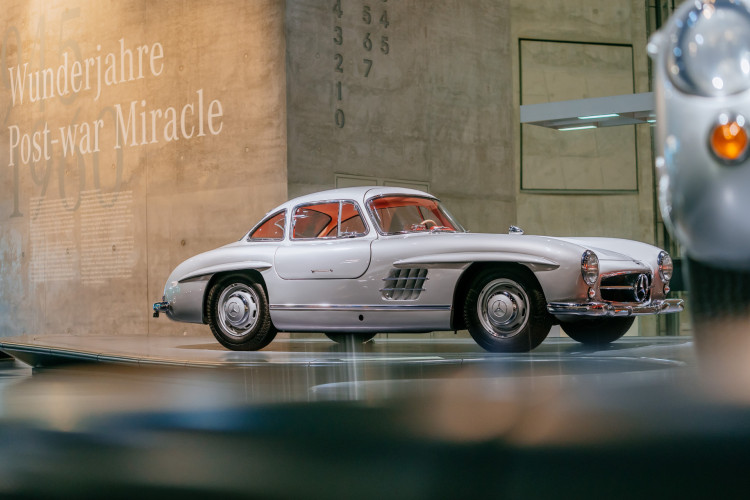 Há exatos 70 anos, na abertura do Salão Internacional de Automóveis de Nova Iorque, Estados Unidos, nascia um dos primeiros superesportivos da Mercedes-Benz: o 300 SL Coupé