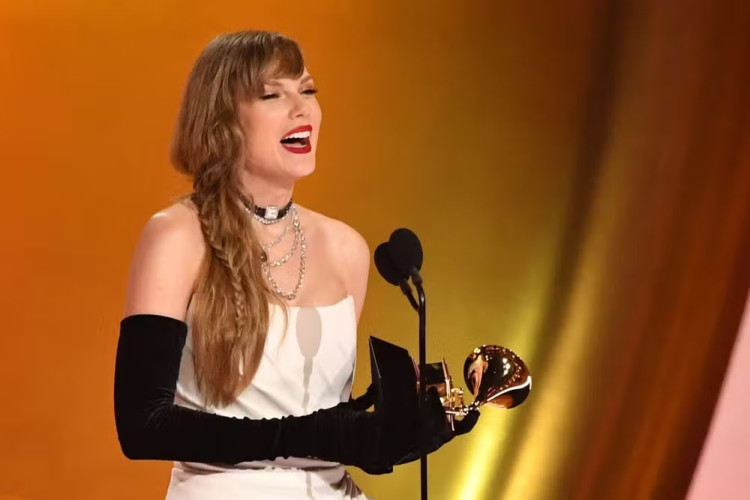 Taylor Swift se torna a primeira artista da história a conquistar o Grammy de Álbum do Ano quatro vezes