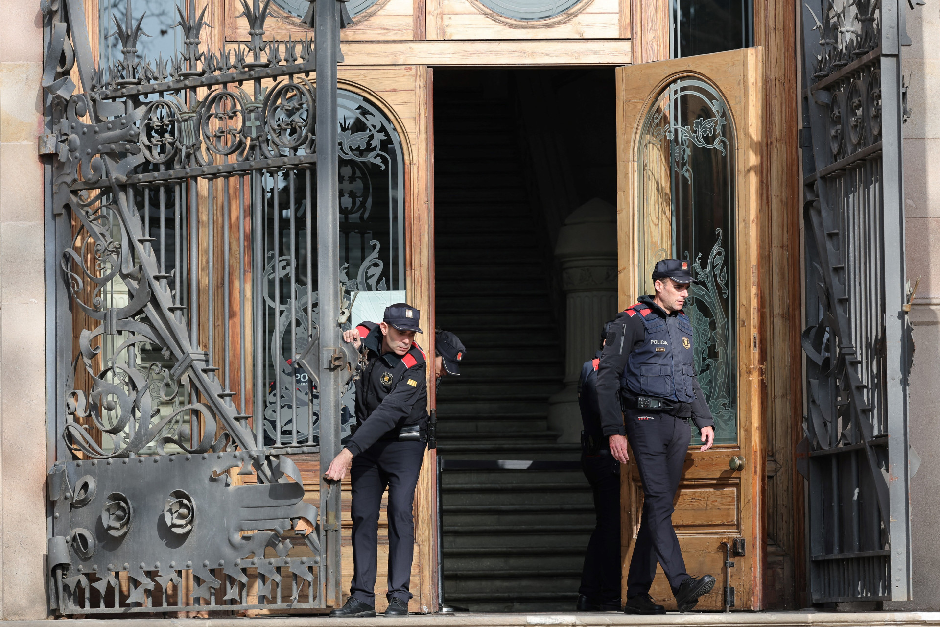 ￼POLICIAIS fecham os portões do Supremo Tribunal de Justiça da Catalunha (Foto: GENE LLUIS/AFP)
