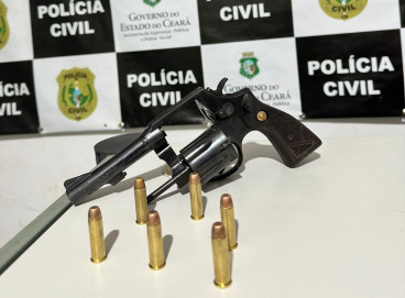 Revólver calibre 38 foi apreendido com dois suspeitos de participação em homicídios registrados em Maranguape durante o fim de semana 