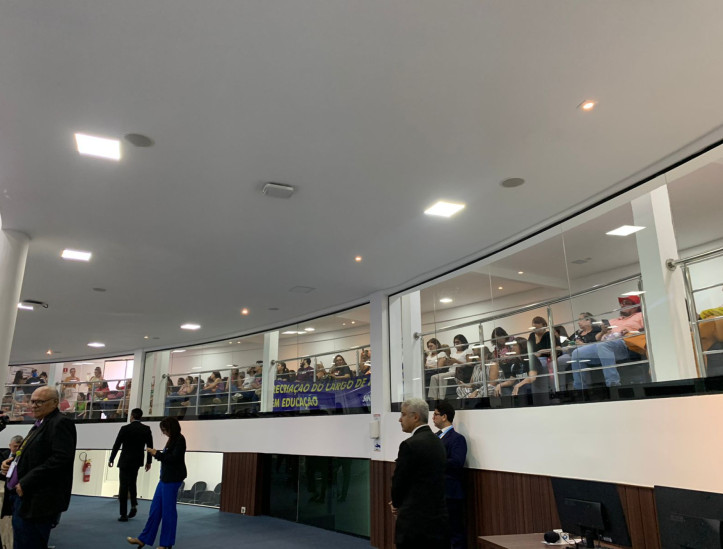 Profissionais da educação, liderados pelo Sindute, ocuparam as galerias da Câmara nesta terça-feira, 7