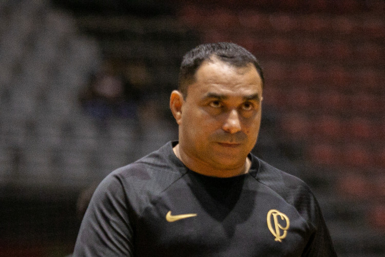 Técnico cearense Deividy Hadson comanda o Corinthians e concorre ao prêmio de melhor técnico de futsal do mundo