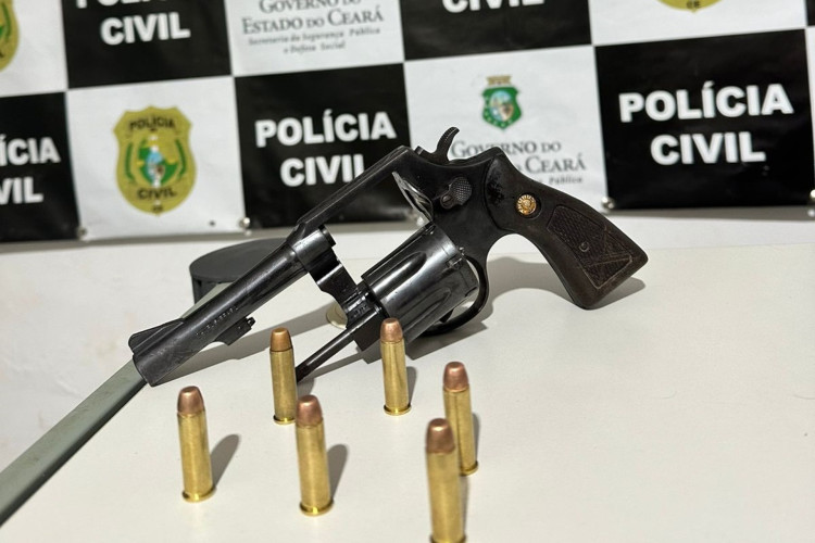 Revólver calibre 38 foi apreendido com dois suspeitos de participação em homicídios registrados em Maranguape durante o fim de semana