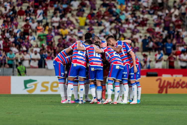 Jogadores do Fortaleza reunidos no gramado no jogo Fortaleza x Iguatu, no Castelão, pelo Campeonato Cearense 2024