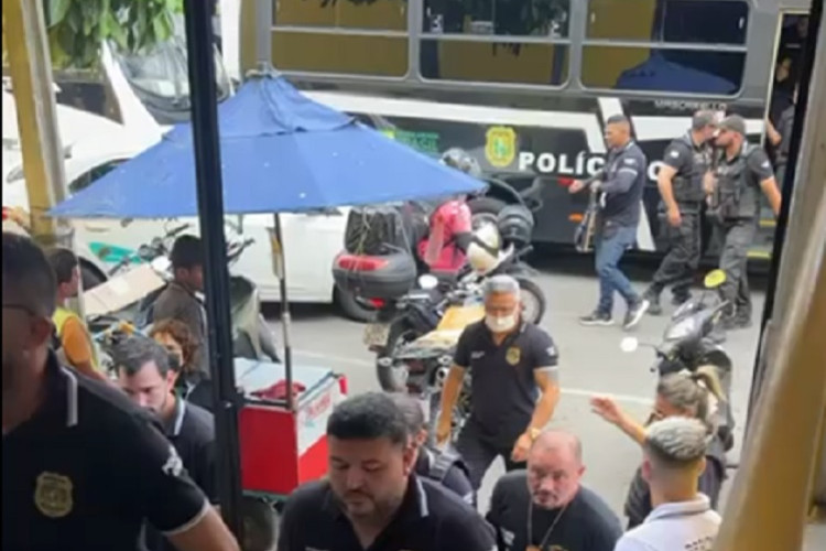 Diversos policiais civis participaram da operação deflagrada na manhã desta terça no Centro de Fortaleza