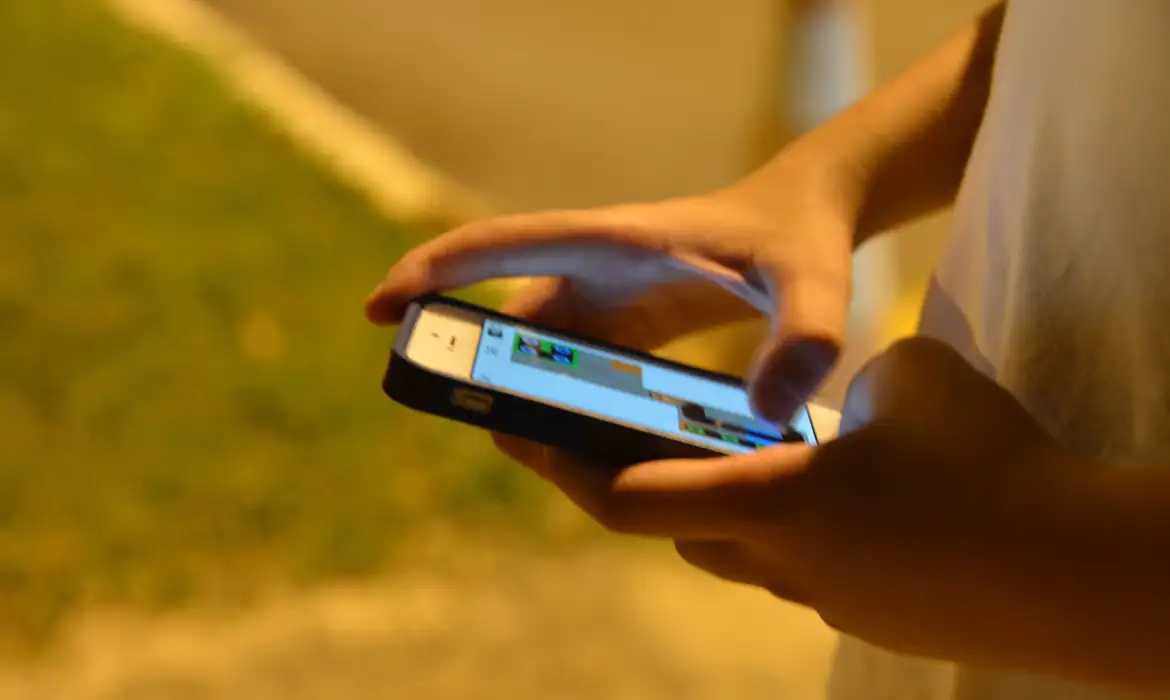 Imagem de apoio ilustrativo: 49% das crianças cearenses entre 10 e 13 anos têm ceular próprio