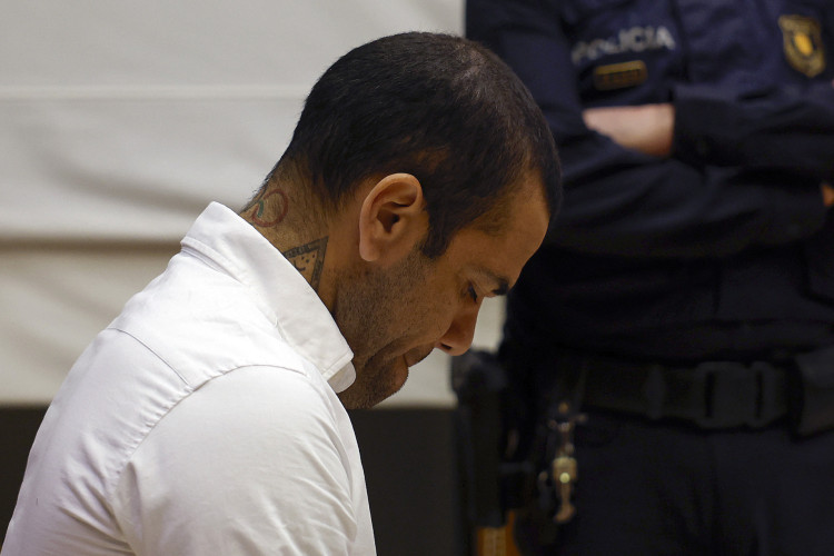 Daniel Alves, acusado de estupro, participa de julgamento em Barcelona