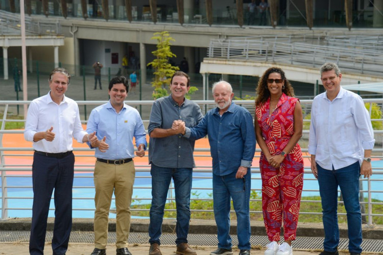 Lula lança pedra fundamental do IFRJ no Complexo do Alemão