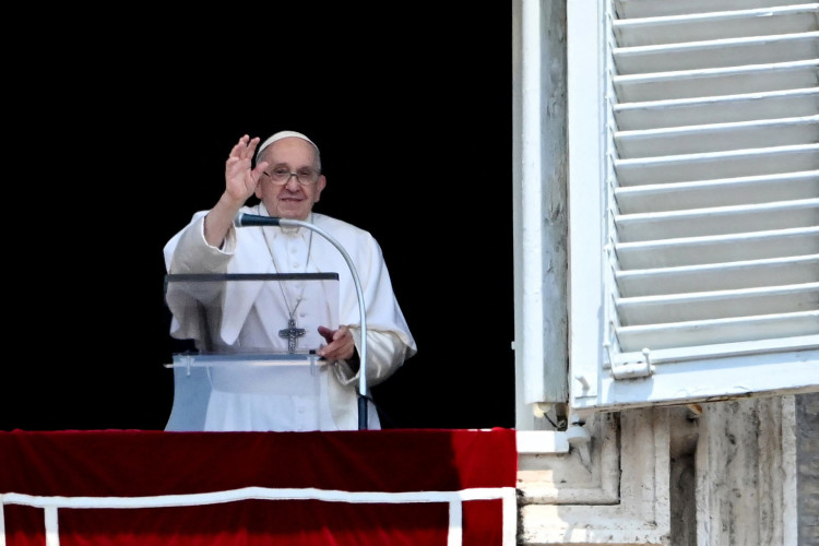 Papa Francisco disse na entrevista que considera hipocrisia quem critica bênção aos casais homossexuais 