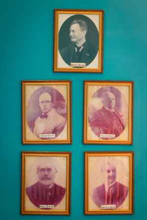 Naatual sede da Lanlink, na Praia de Iracema, em Fortaleza, uma galeria traz as fotos dos primeiros franceses da família Boris que chegaram ao Ceará(Foto: AURÉLIO ALVES)