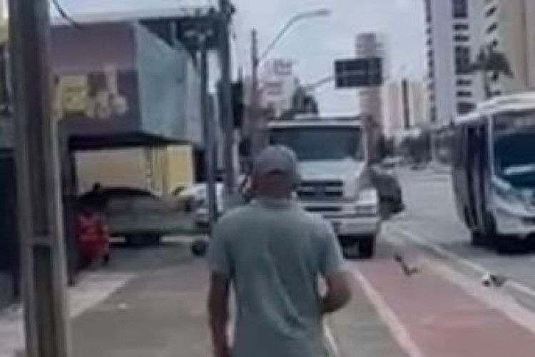 O homem praticou homofobia durante toda a viagem de ônibus e jogou pedras na vítima. Trecho de video feito pela vítima. 