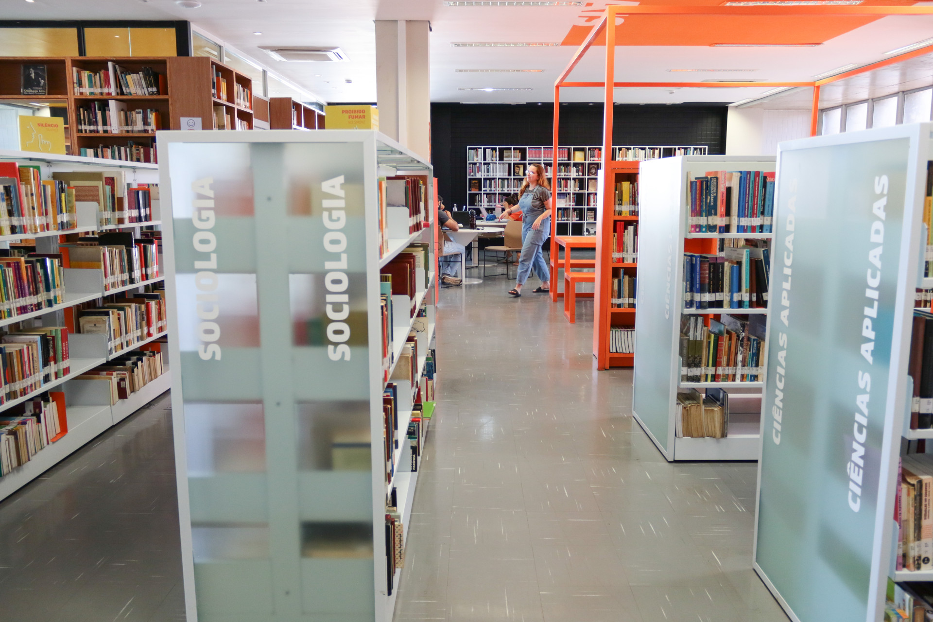 Imagem interna da Biblioteca Pública Estadual do Ceará  (Foto: Yuri Allen/Especial para O Povo)