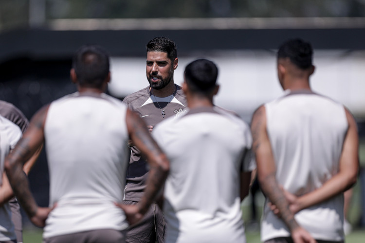Técnico António Oliveira em treino do Corinthians no CT Joaquim Grava