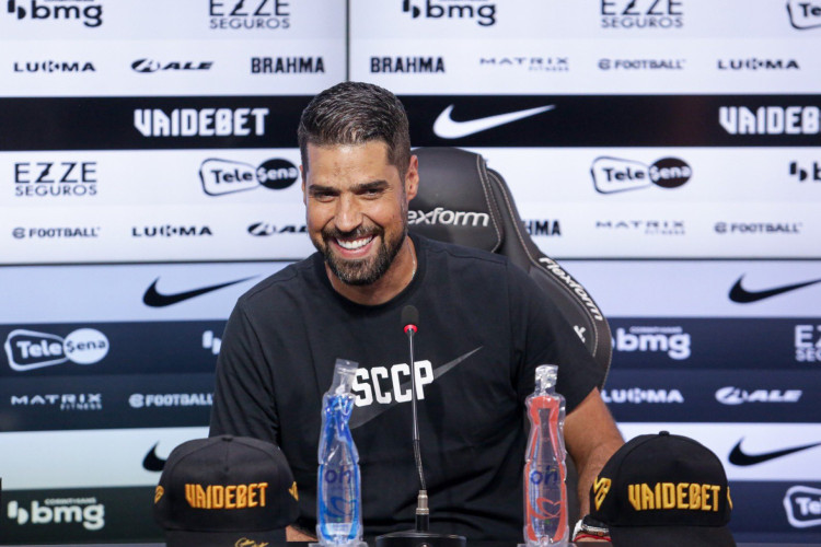 Técnico António Oliveira em entrevista coletiva de apresentação no Corinthians