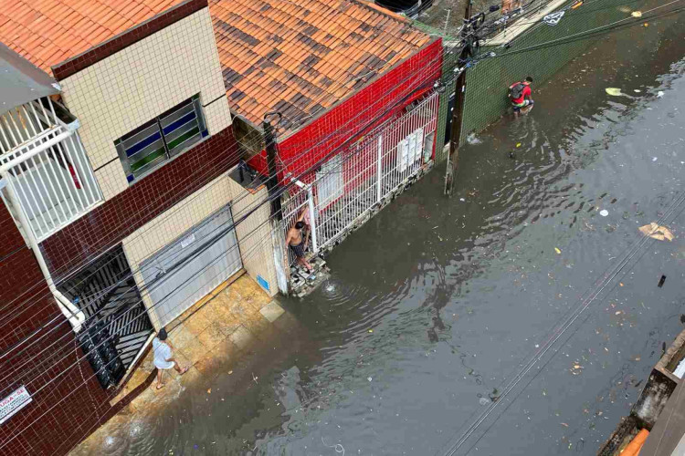 Rua Leandro Monteiro registra alagamento na manhã deste sábado, 10, após forte chuva