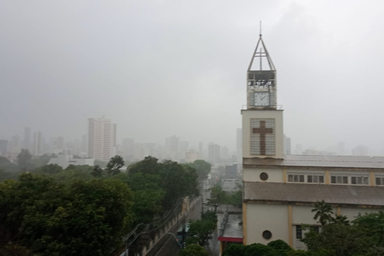 Registro de chuva no Centro de Fortaleza, no Ceará, na manhã de sábado, 10, no Carnaval 2024