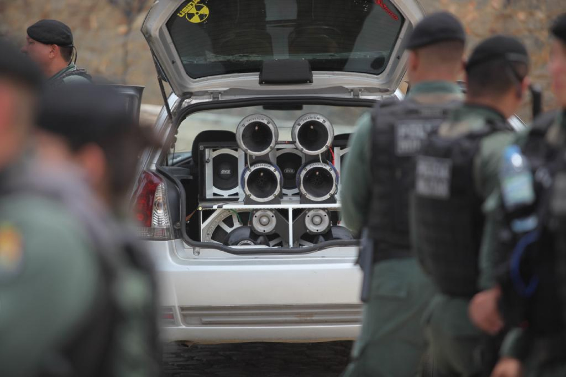 Ação da PMCE contra carros de som alto em Majorlândia (Foto: FÁBIO LIMA)