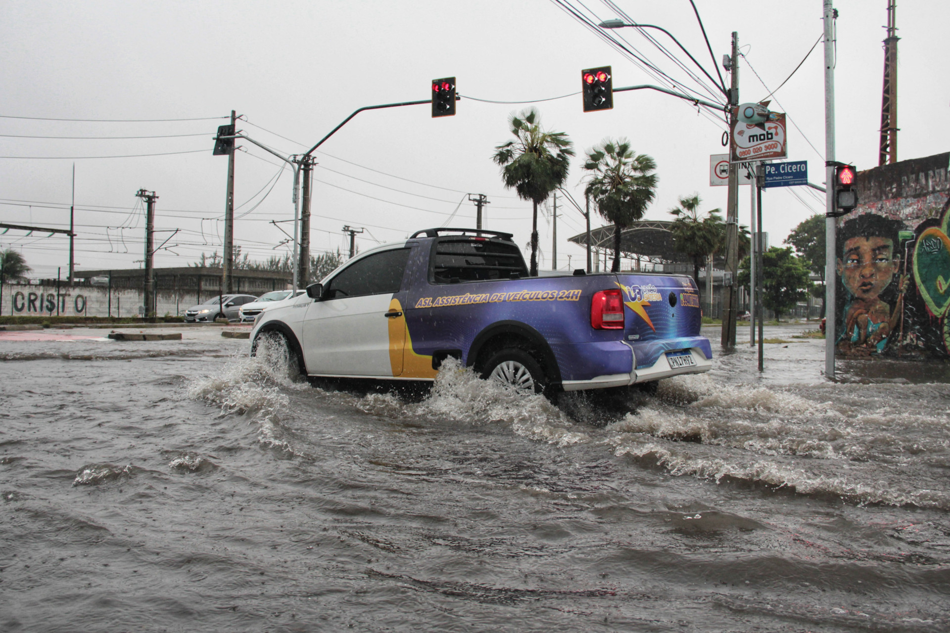 ￼Problemas urbanos causaram transtornos durante a chuva (Foto: Yuri Allen/Especial para O Povo)