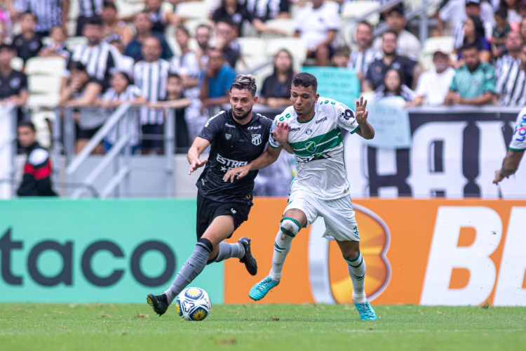 Atacante Facundo Castro disputa lance no jogo Ceará x Altos, no Castelão, pela Copa do Nordeste 2024