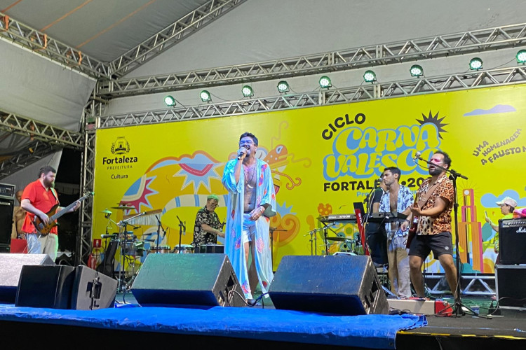 Banda Os Alfazemas apresentram bloco "Eu Não Sou Cachorro Não" no segundo dia de Carnaval, na Praça da Gentilândia