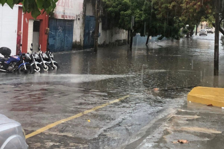Avenida Heráclito Graça sofre com alagamento após chuva em Fortaleza