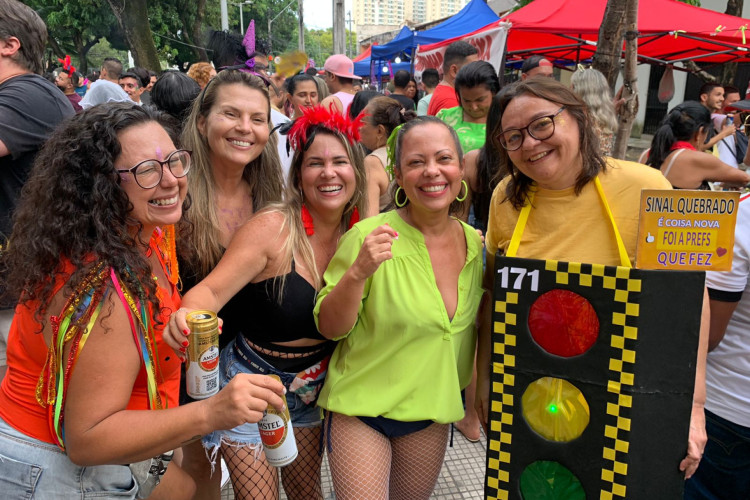 Grupo de amigas curtindo Carnaval na Praça da Gentilândia