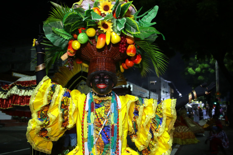Os desfiles de Maracatu embalaram a noite de Carnaval na Avenida Domingos Olímpio