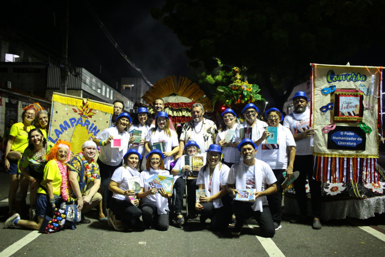 Distribuição de livro no Carnaval da Avenida Domingos Olímpio