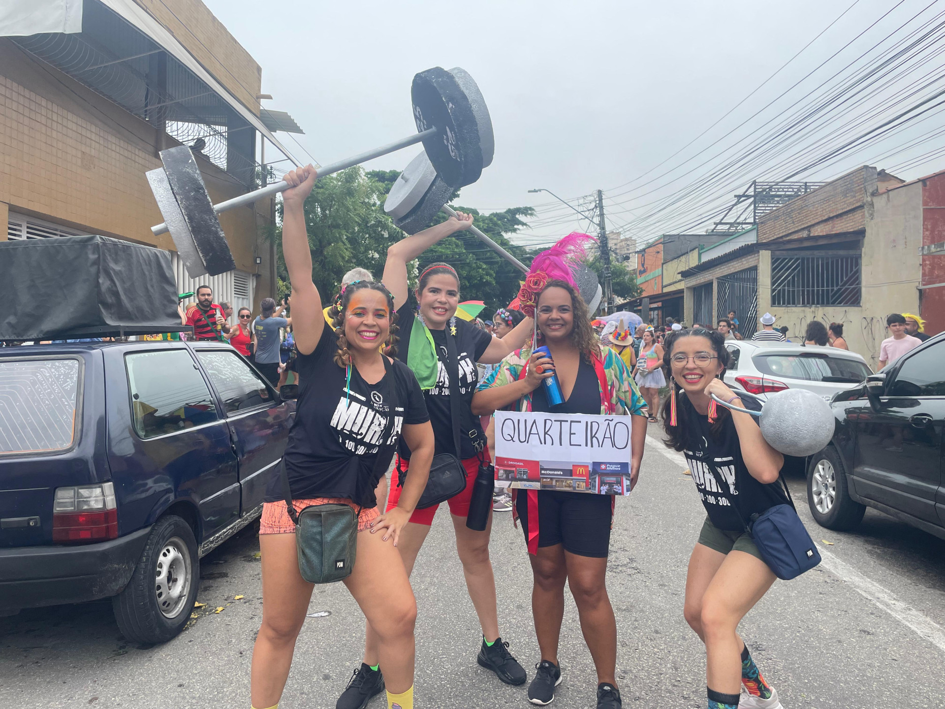 De acordo com ela, o quarteirão fica parado enquanto as crossfiteiras correm em volta