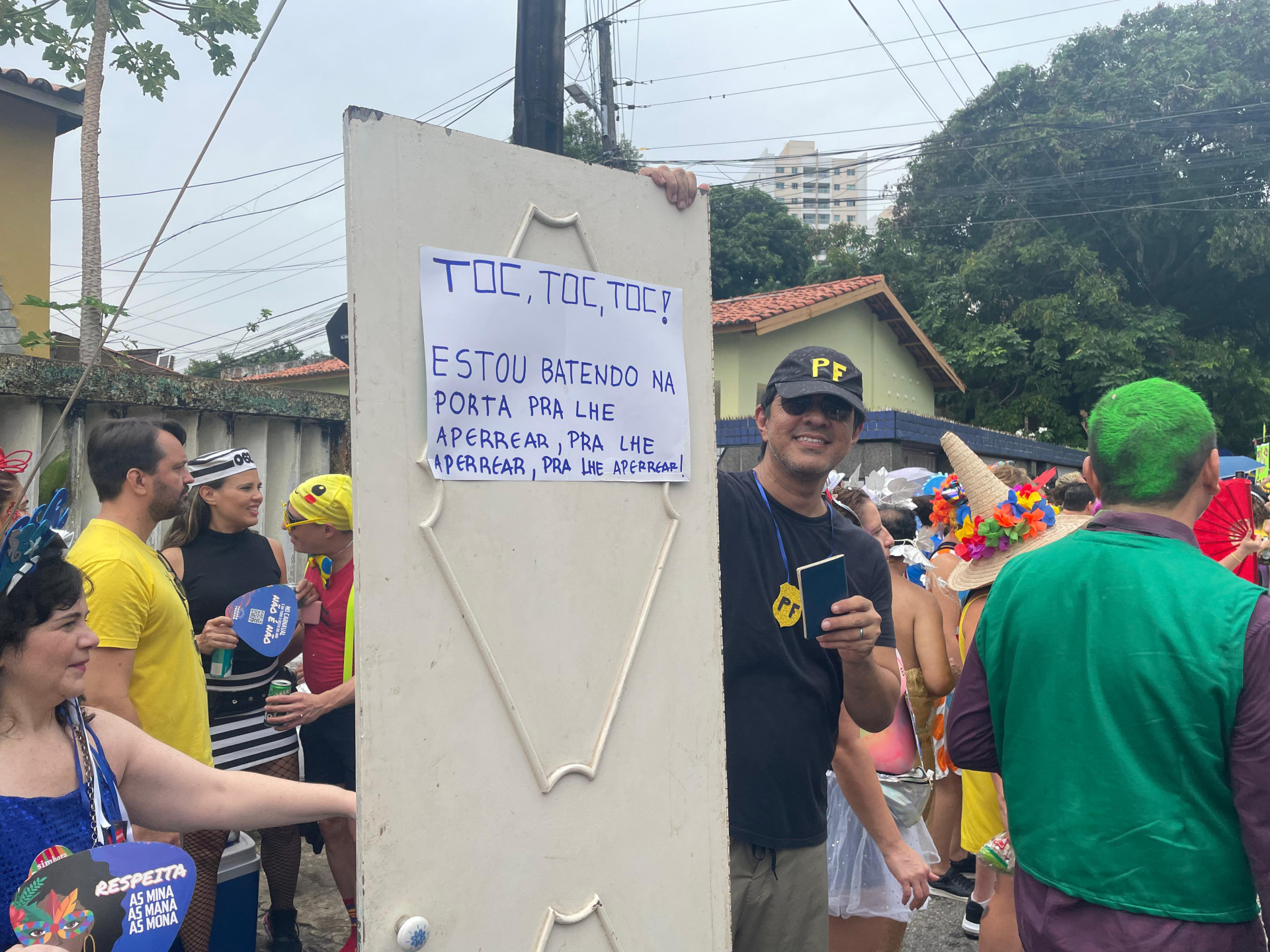 O executivo de vendas Reginaldo Catunda, 53, disse que a fantasia representa o assunto do momento