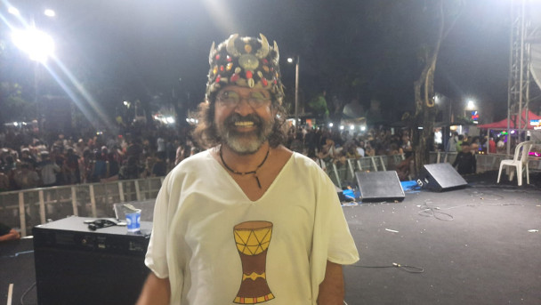 Carnaval 2024: o cantor e compositor Pingo de Fortaleza se apresentou na Gentilândia na segunda-feira de Carnaval(Foto: Flávia Oliveira/O POVO)