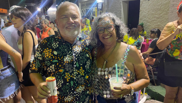 Carnaval 2024: servidora Vânia Lemos e o marido curtindo na Mocinha(Foto: Júlia Duarte/ O POVO)