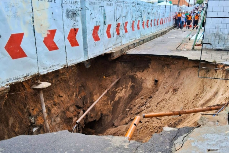 Ocorrência de residências em risco de colapso ao lado de obras do Metrofor, no bairro Moura Brasil