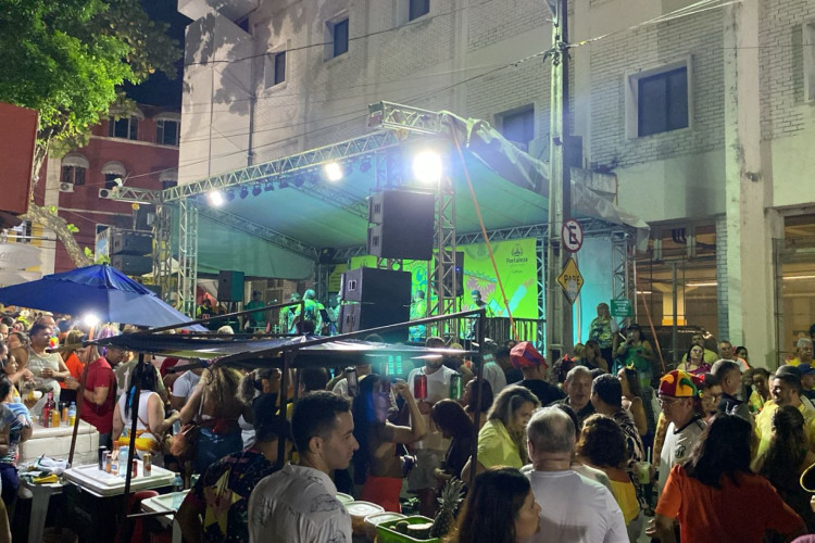 Carnaval 2024: foliões se juntam para curtir o marchinhas antigas na Mocinha