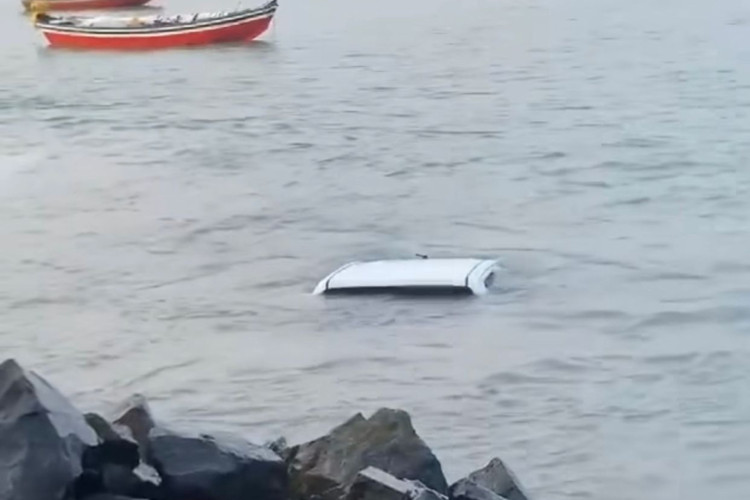 Hilux é vista boiando na praia de Jericoacoara.