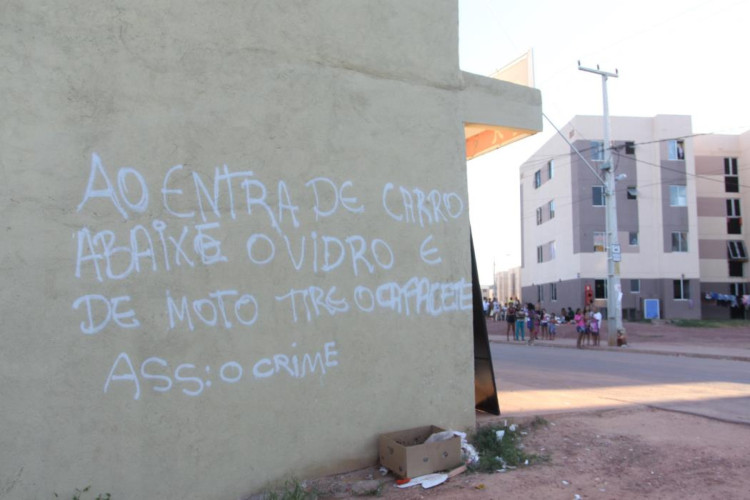 FORTALEZA,CE,BRASIL, 26.07.2017: Aviso deixado pelo tráfico nas paredes do residencial Alameda das Palmeiras