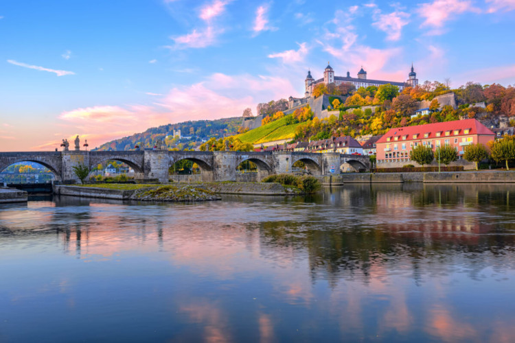 Além da paisagem linda, Würzburg atrai turistas para festas populares (Imagem: Boris Stroujko | Shutterstock)