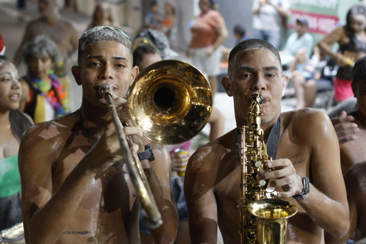 Penúltimo dia de folia agita Carnaval em Paracuru com direito ao famoso mela-mela (Foto: Aurélio Alves/ O POVO )