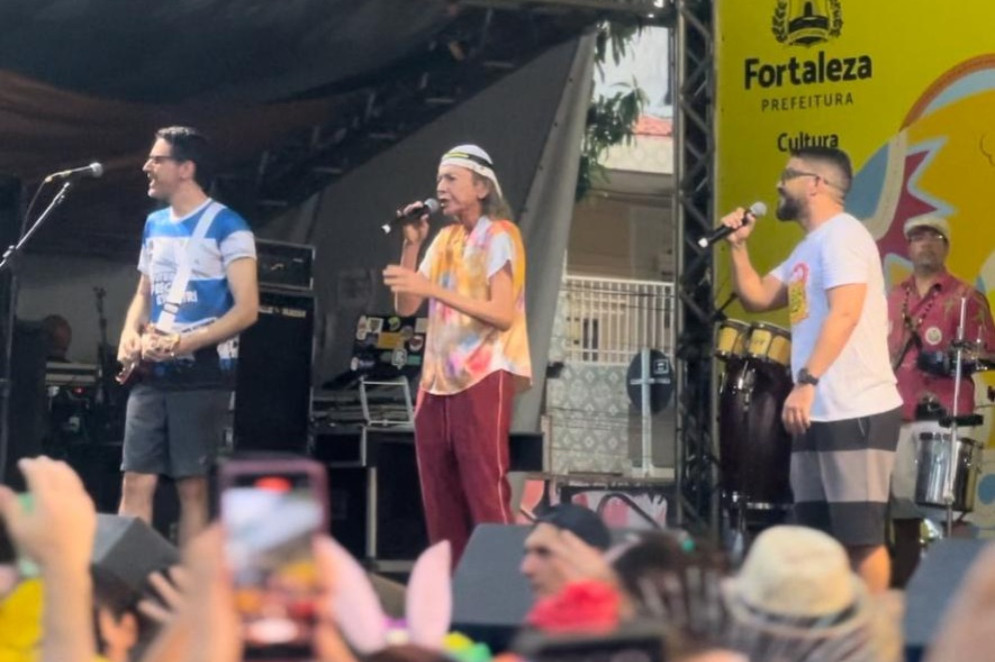 Ednardo cantou duas músicas junto ao bloco Luxo da Aldeia na Praça da Gentilândia, no Benfica, em Fortaleza(Foto: Viviane Sobral / Especial para O POVO)