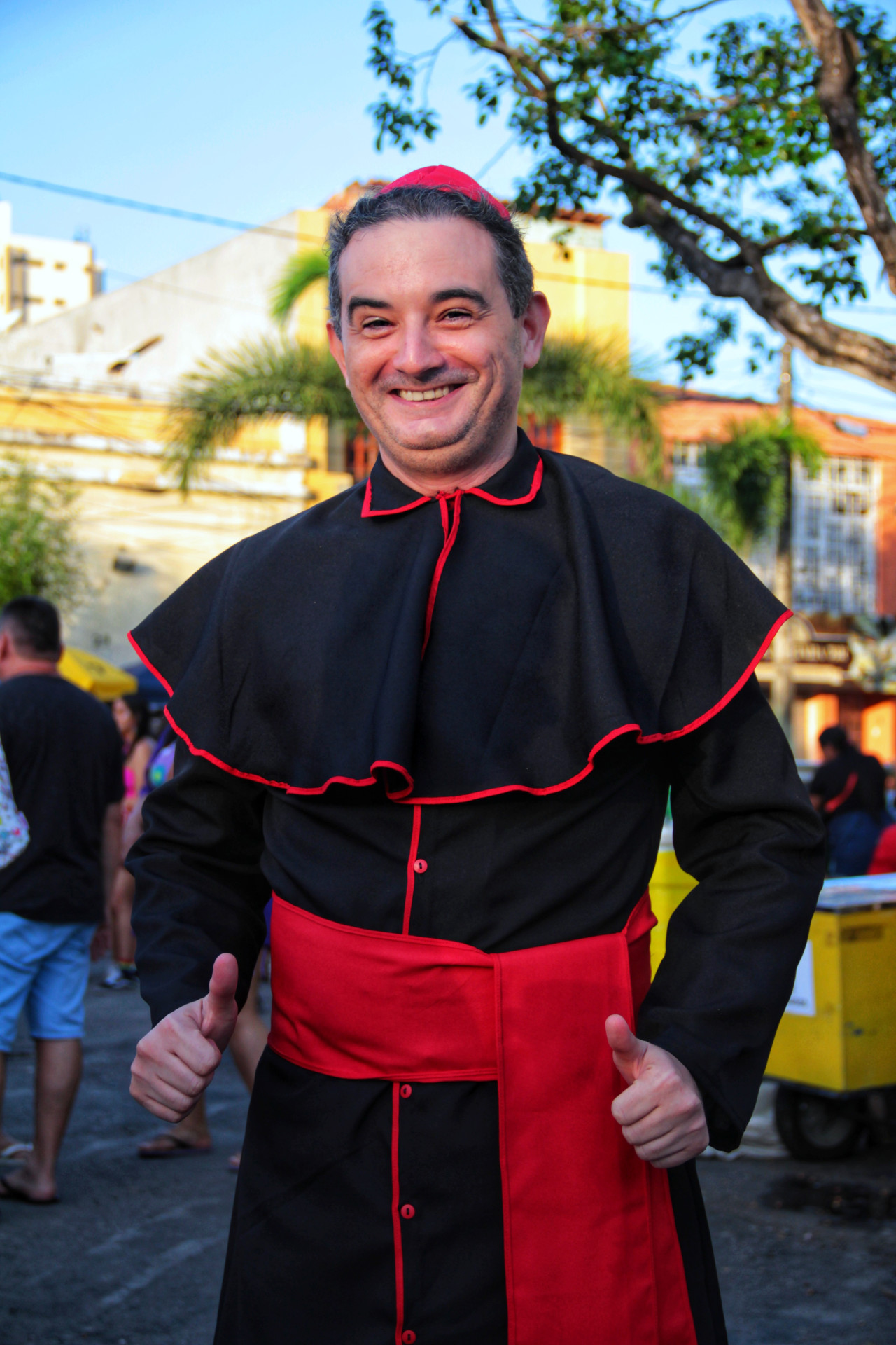 Foliões curtem o penúltimo dia de Carnaval no Mercado dos Pinhões 
