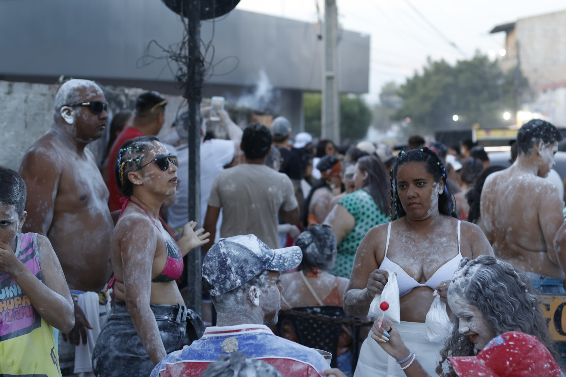 Penúltimo dia de folia agita Carnaval em Paracuru com direito ao famoso mela-mela 