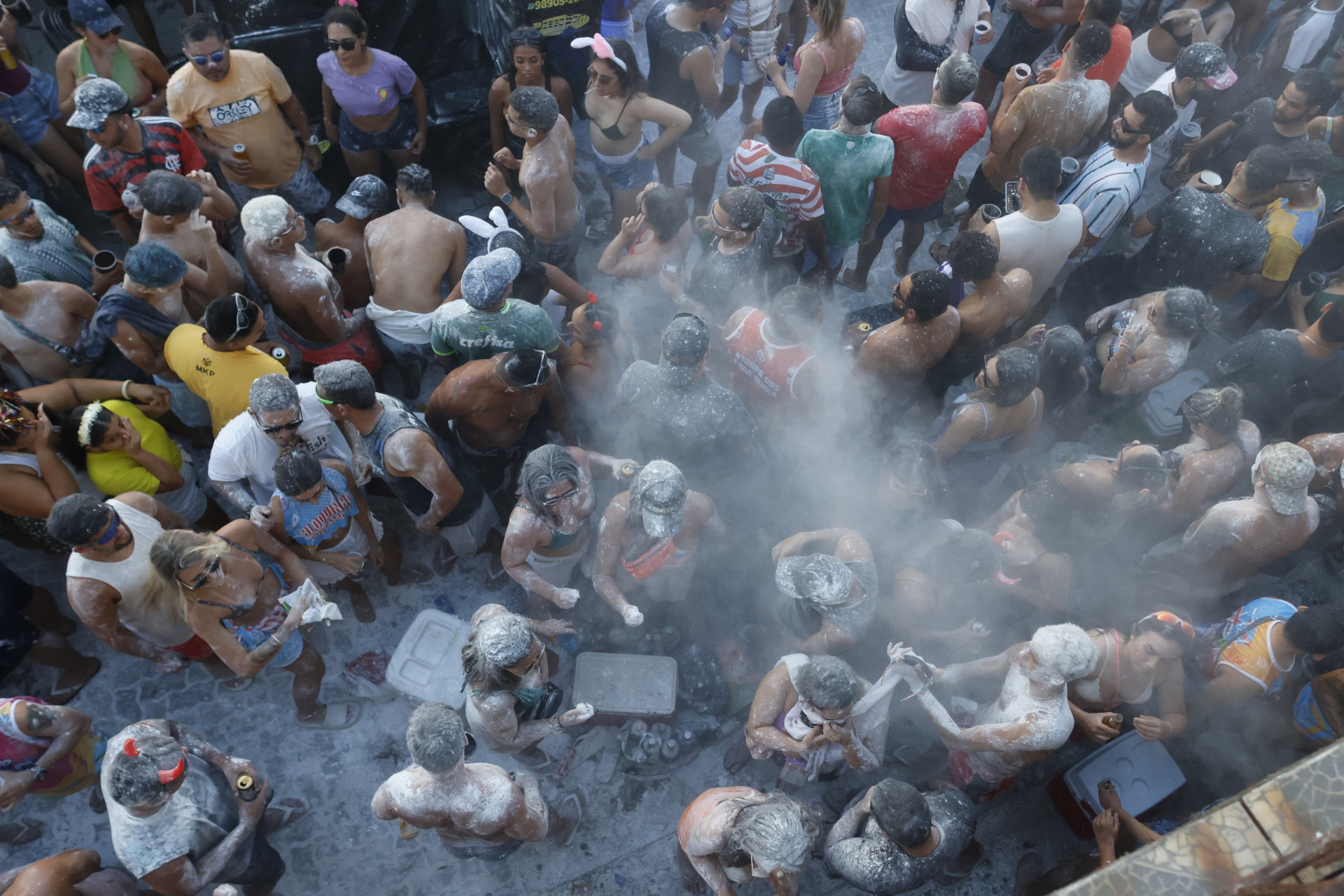 Penúltimo dia de folia agita Carnaval em Paracuru com direito ao famoso mela-mela 