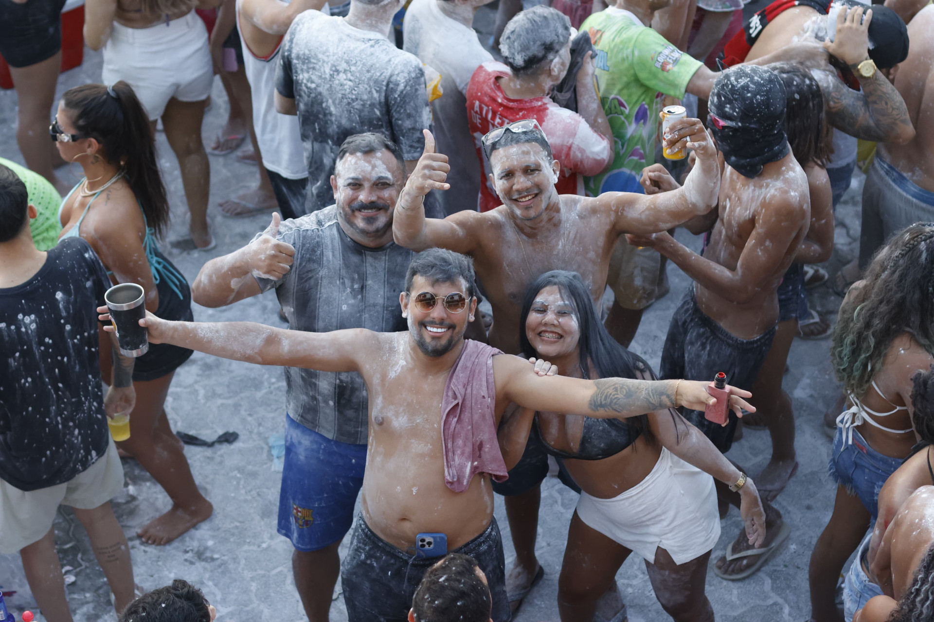Penúltimo dia de folia agita Carnaval em Paracuru com direito ao famoso mela-mela 