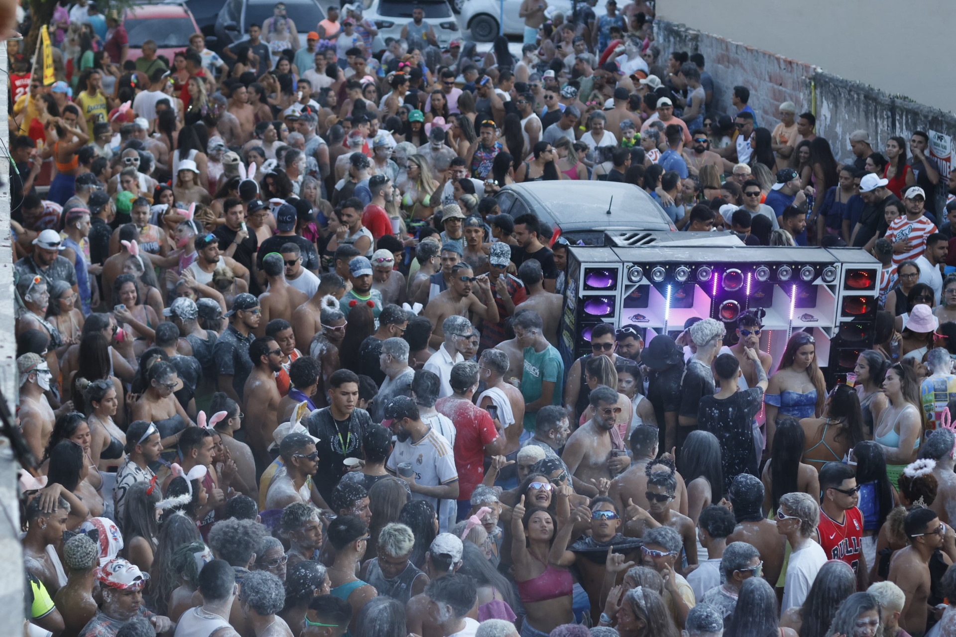 Penúltimo dia de folia agita Carnaval em Paracuru com direito ao famoso mela-mela 
