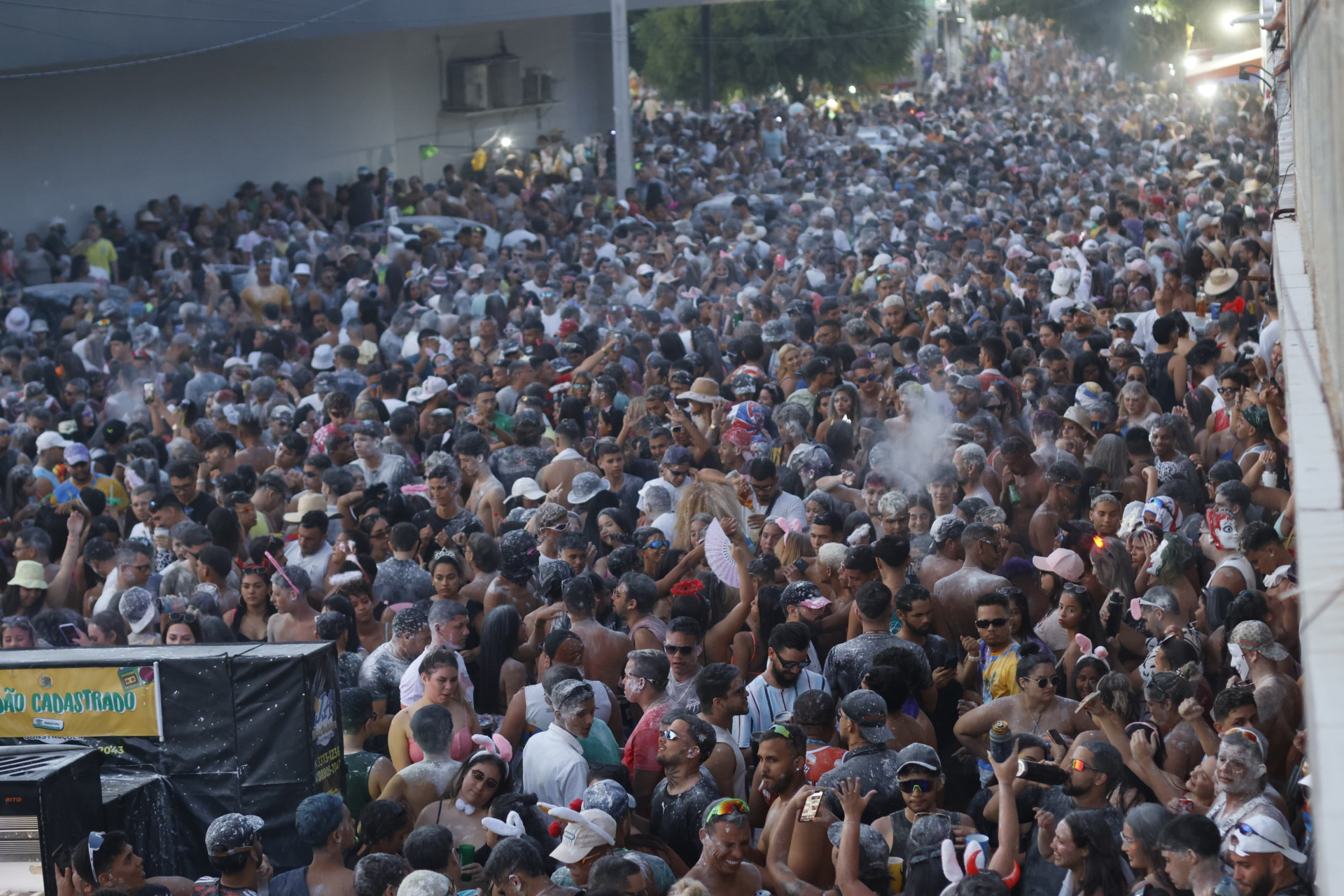 Penúltimo dia de folia agita Carnaval em Paracuru com direito ao famoso mela-mela 