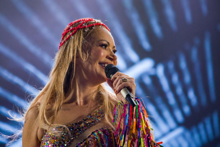 A cantora de forró Solange Almeida precisou adiar agenda de shows devido a realização de um procedimento cirúrgico
