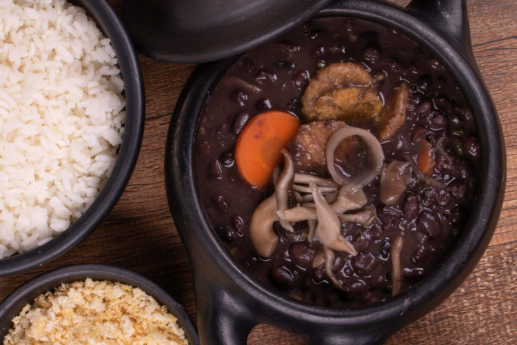 Feijoada com bife de soja (Imagem: Graziele Morelli | Shutterstock)